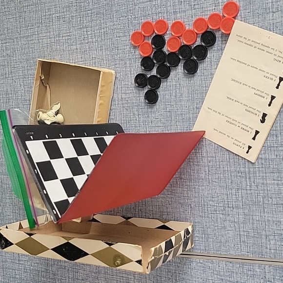 Vintage Spare-Times Chess and Checker Magnetic Travel Case Set. - Picture 15 of 16